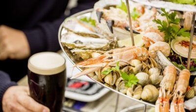 Eine Meeresfrüchteplatte im Johnnie Fox's Pub - Tourism Ireland