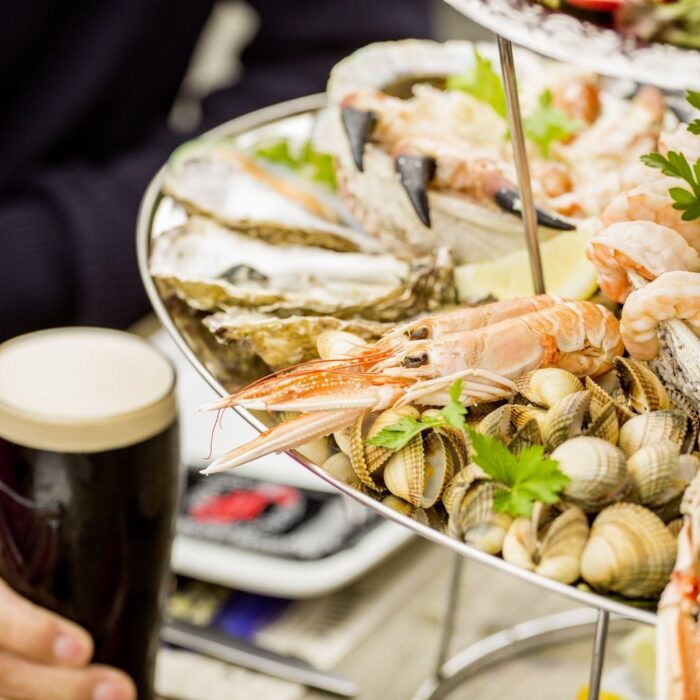 Eine Meeresfrüchteplatte im Johnnie Fox's Pub - Tourism Ireland