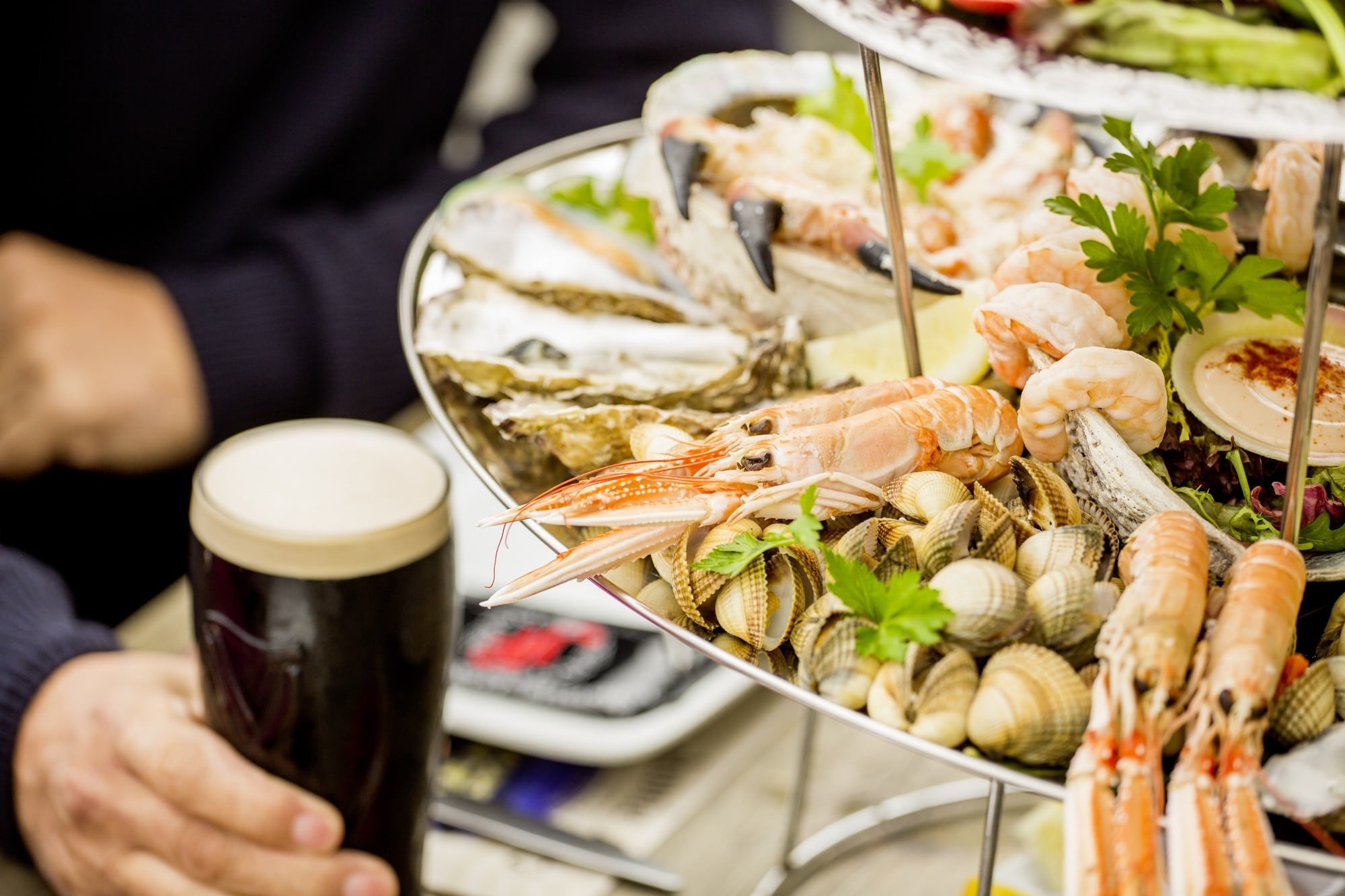 Eine Meeresfrüchteplatte im Johnnie Fox's Pub - Tourism Ireland