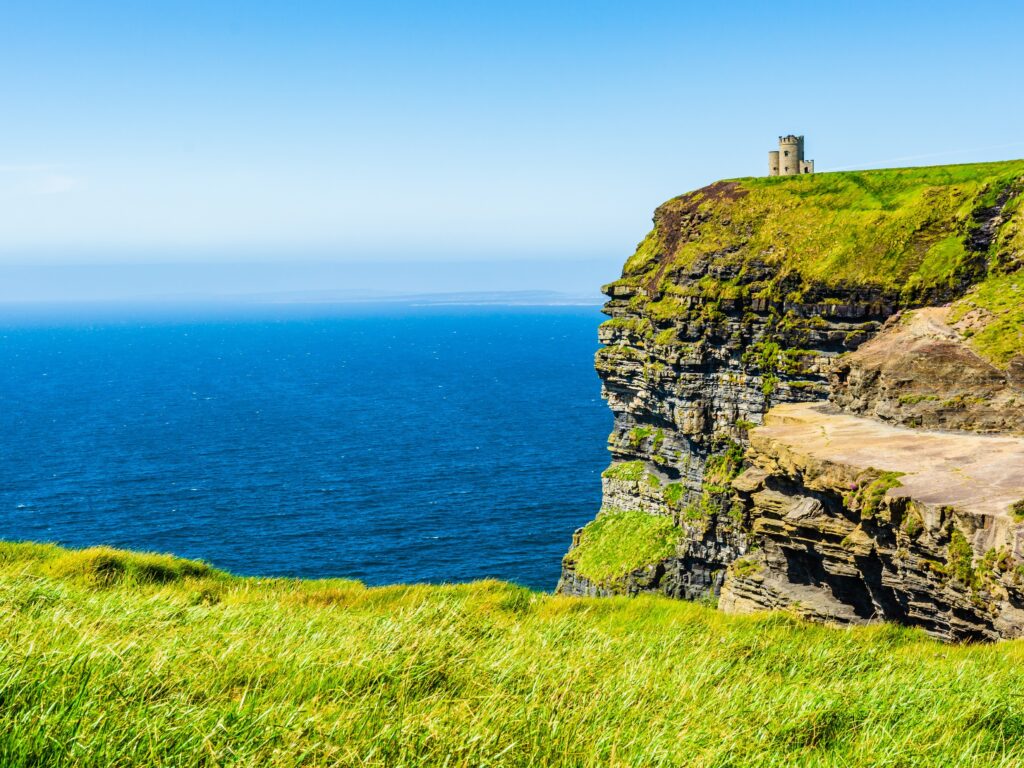 Der O'Brien's Tower auf den Cliffs of Moher - © PhotoFires