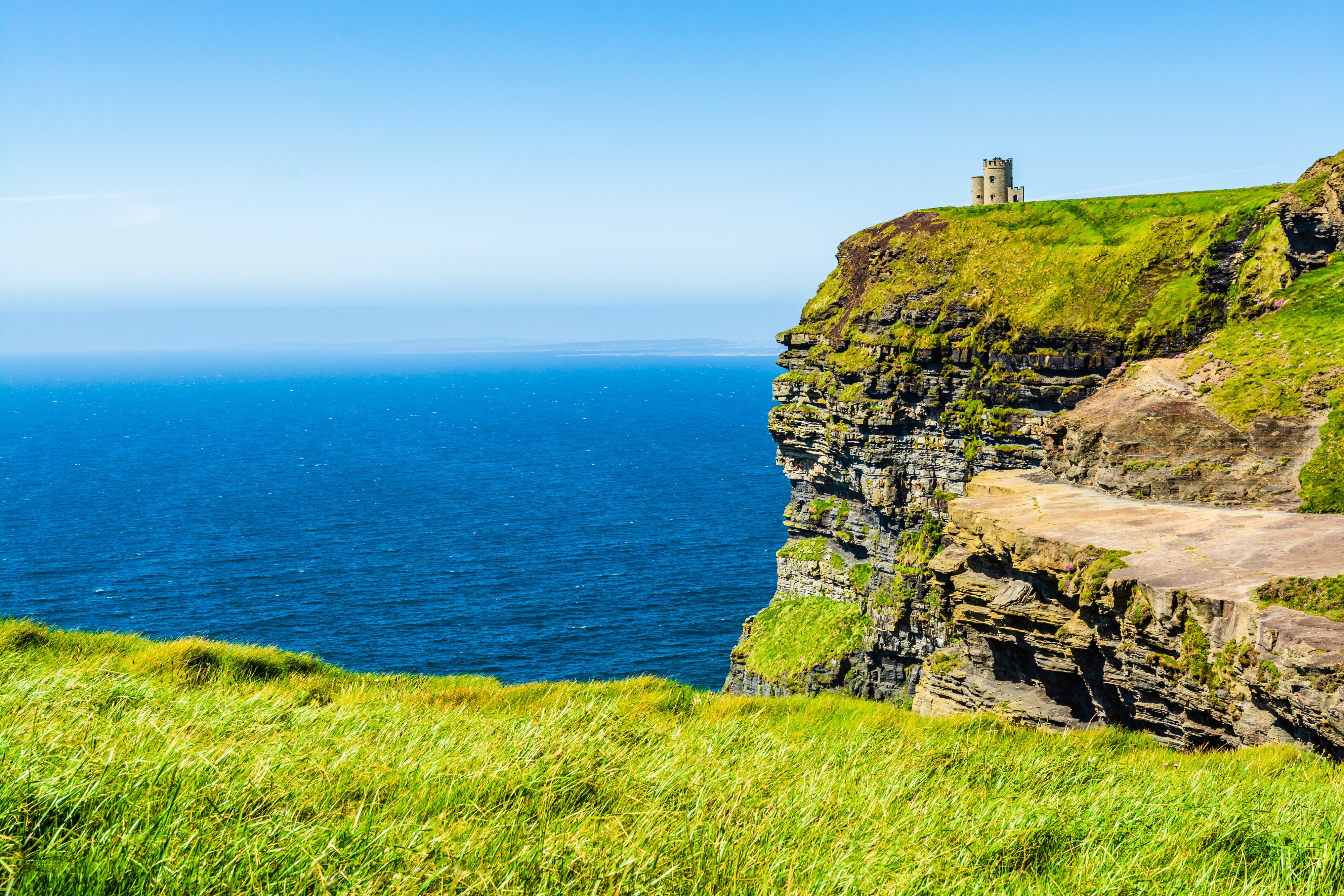 Der O'Brien's Tower auf den Cliffs of Moher - © PhotoFires