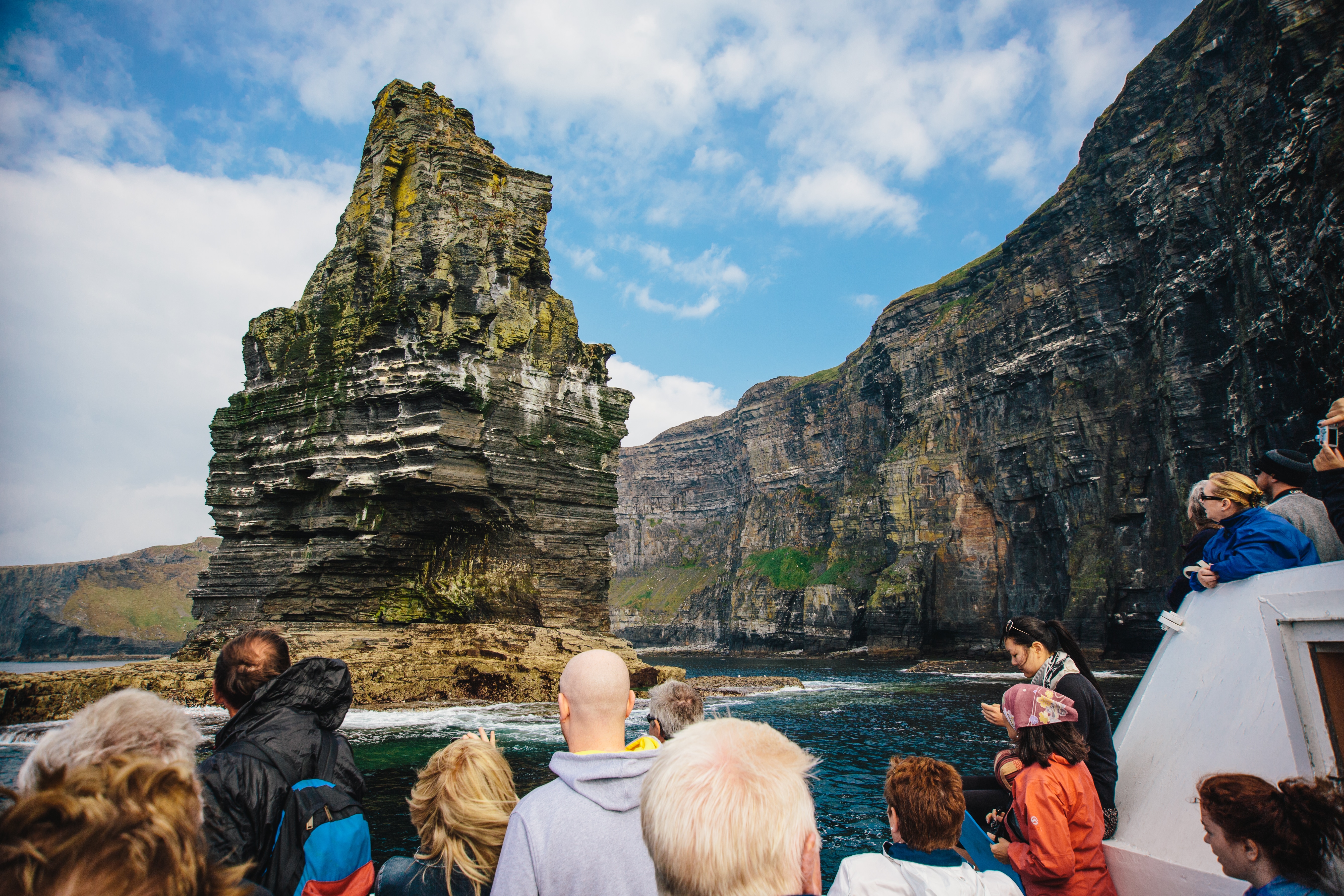 Les Falaises de Moher vue du bateau – Simon Crowe