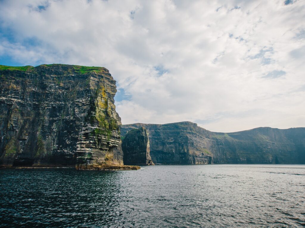 Die Cliffs of Moher von unten - Simon Crowe