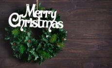Ein Stechpalmenkranz zu Weihnachten - © lyulkamazur