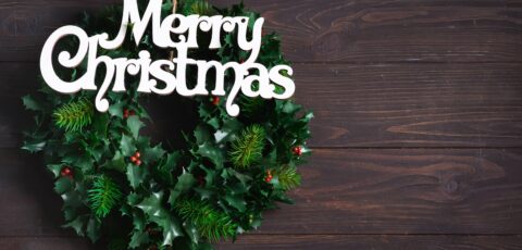 Ein Stechpalmenkranz zu Weihnachten - © lyulkamazur