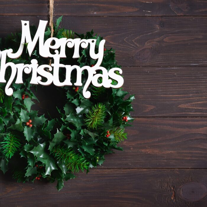 Ein Stechpalmenkranz zu Weihnachten - © lyulkamazur