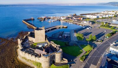 Luftaufnahme von Carrickfergus in Irland - Krzysztof Nahlik