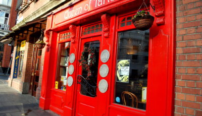 Die Vorderseite der Queen of Tarts - Laura LaRose - cc