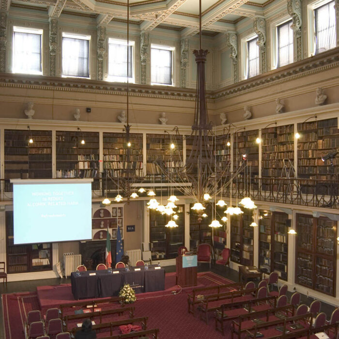 Saal der Royal Irish Academy - KarenRIA - cc