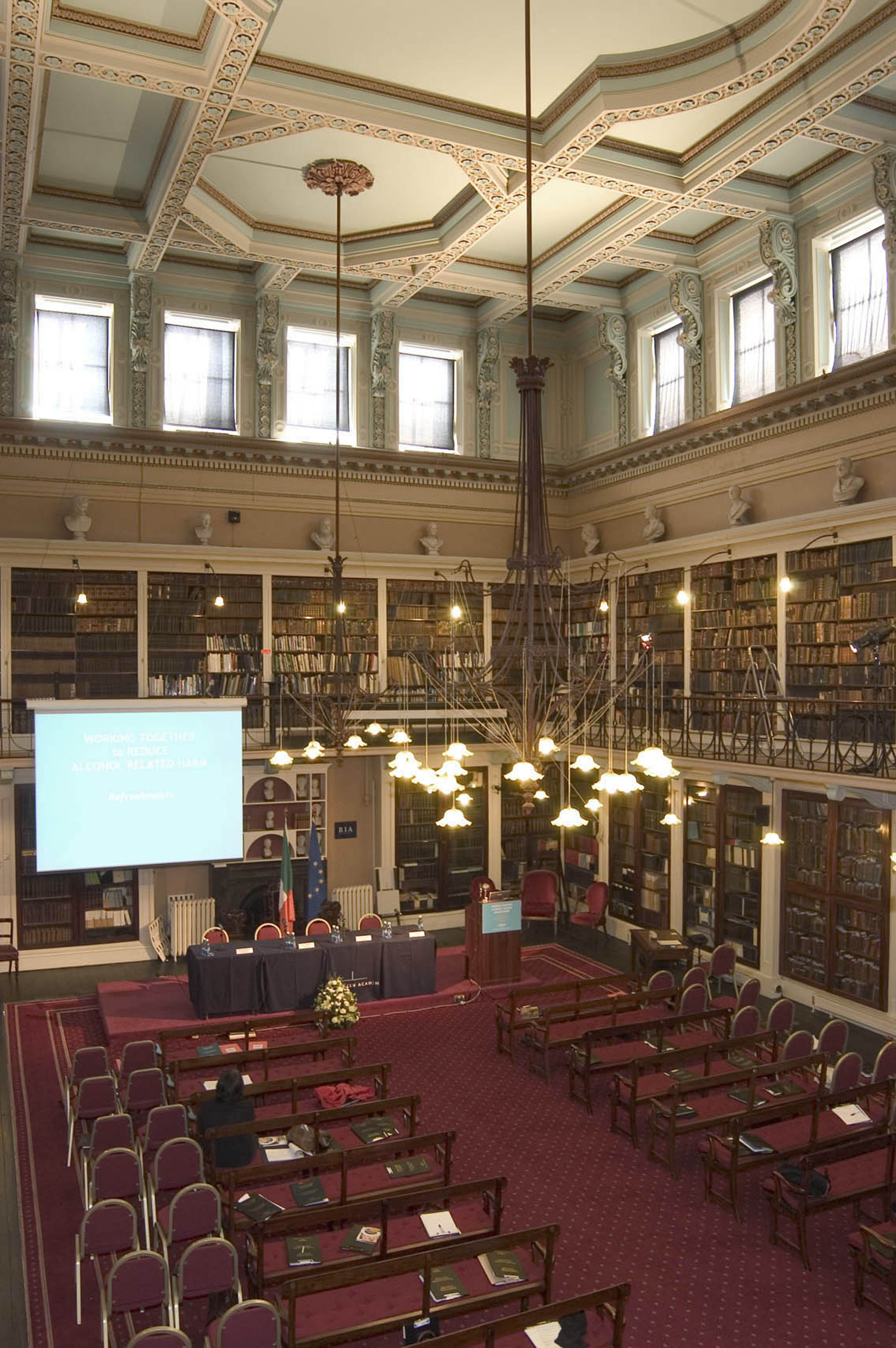 Saal der Royal Irish Academy - KarenRIA - cc