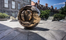 Sphere with Sphere im Trinity College, Dublin - William Murphy - cc