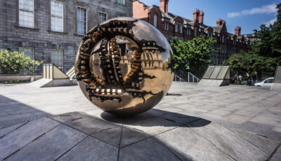 Sphere with Sphere im Trinity College, Dublin - William Murphy - cc