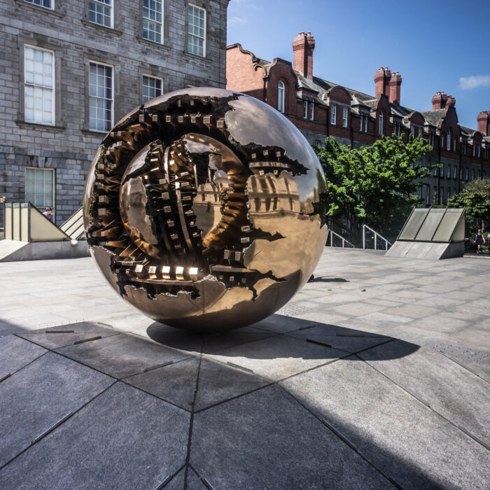 Sphere with Sphere im Trinity College, Dublin - William Murphy - cc