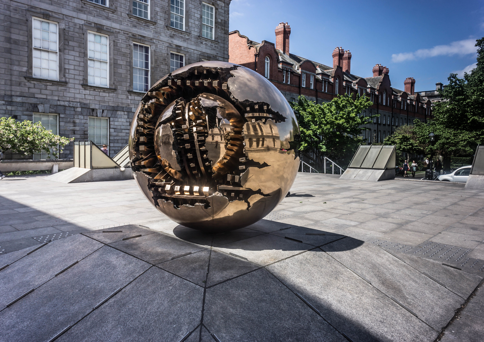 Sphere with Sphere im Trinity College, Dublin - William Murphy - cc