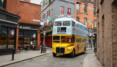 Ein Vintage Tea Trips Bus in Dublin - Cityswift - cc