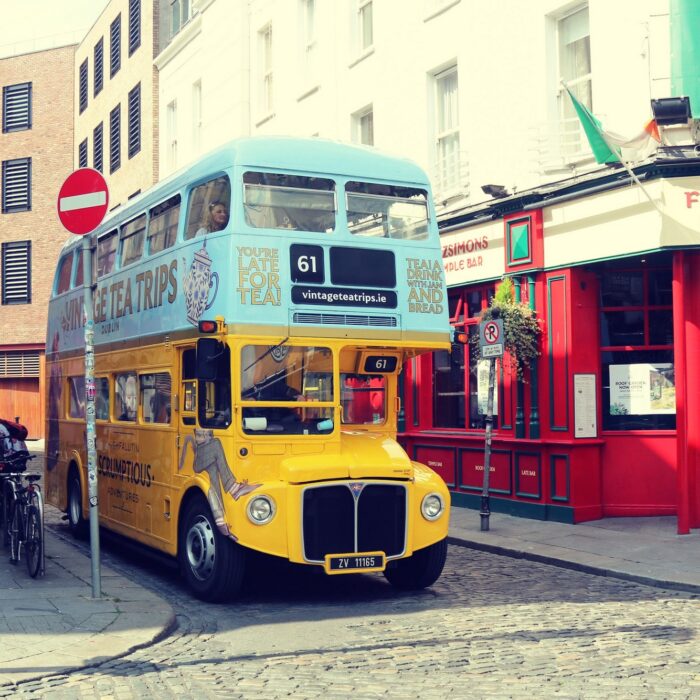 Ein Vintage Tea Trips Bus in Dublin - Cityswift - cc