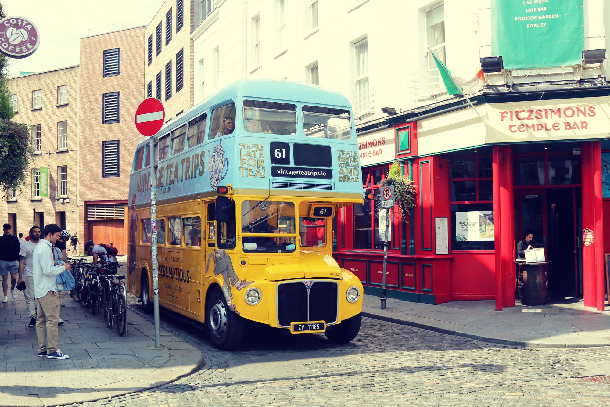 Ein Vintage Tea Trips Bus in Dublin - Cityswift - cc