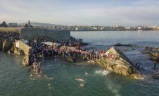 Forty Foot, während des eisigen Weihnachtsschwimmens - © Eugene Remizov