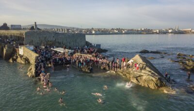 Forty Foot, während des eisigen Weihnachtsschwimmens - © Eugene Remizov