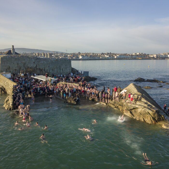 Forty Foot, während des eisigen Weihnachtsschwimmens - © Eugene Remizov