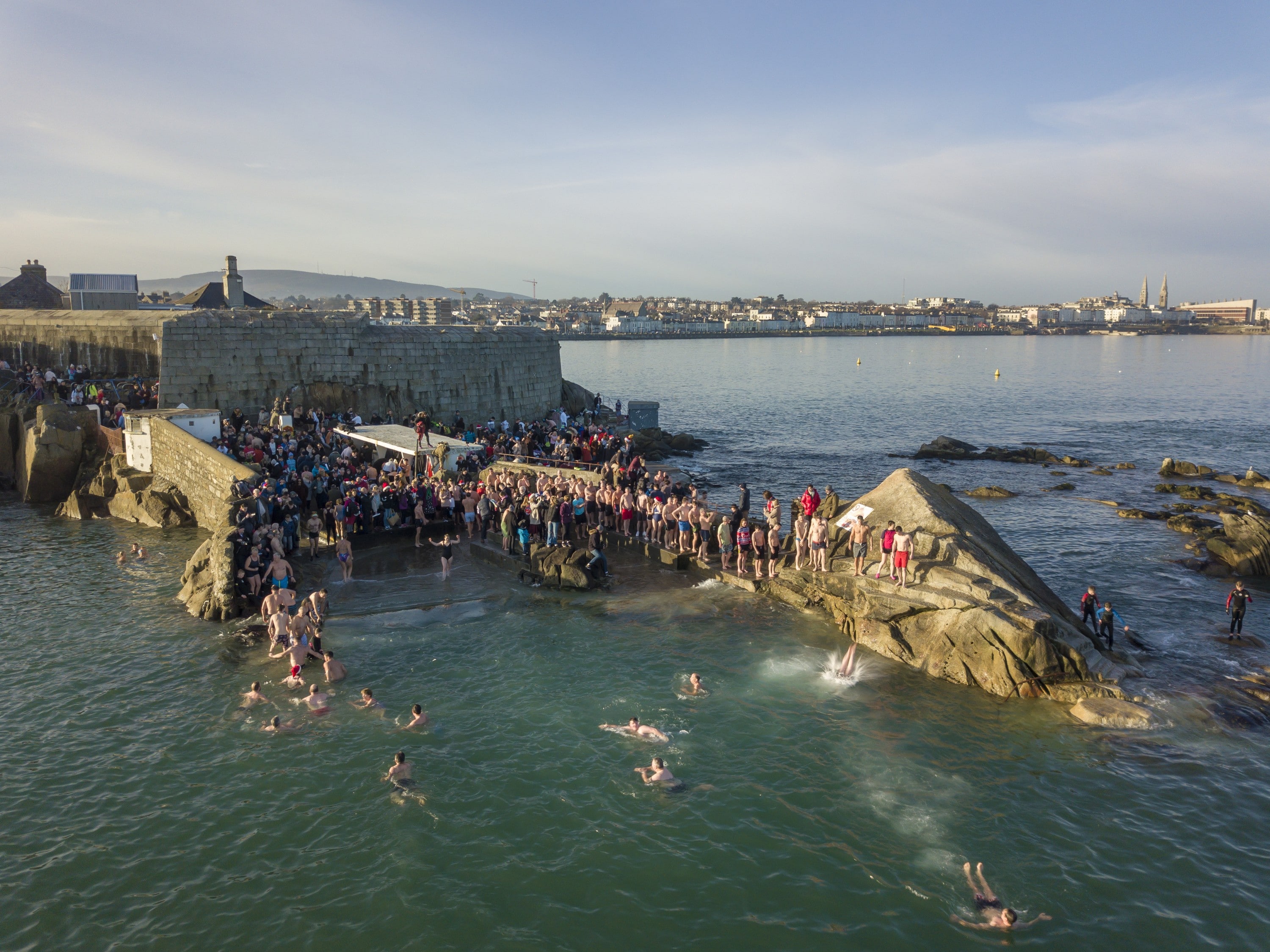 Forty Foot, während des eisigen Weihnachtsschwimmens - © Eugene Remizov