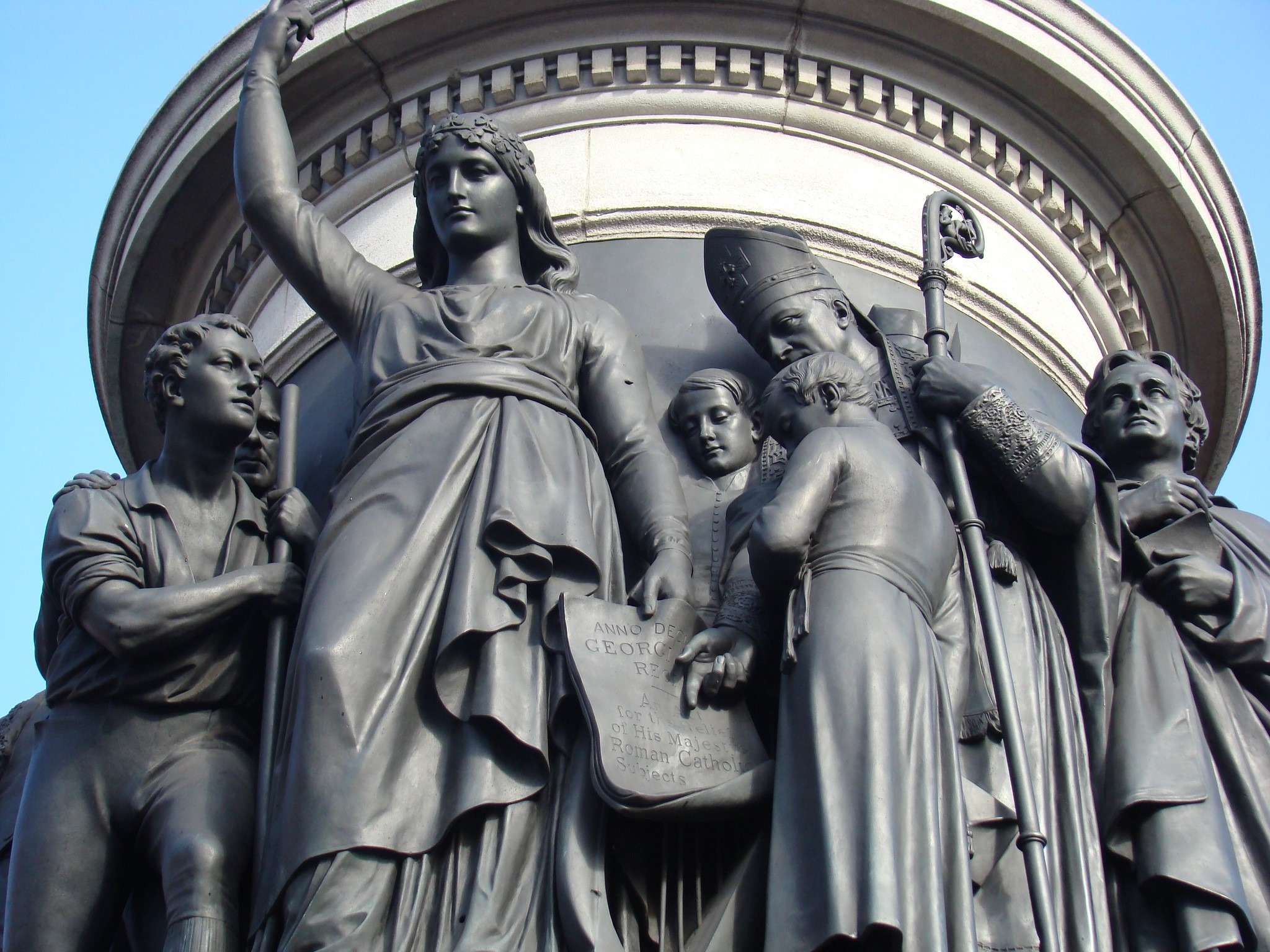 Das O'Connell Monument und seine Skulpturen - Phil Guest - cc