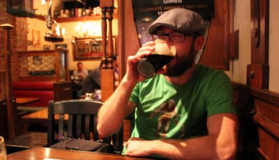 Nehmen Sie sich Zeit für eine Pause in einem Irish Pub - RyAwesome - cc