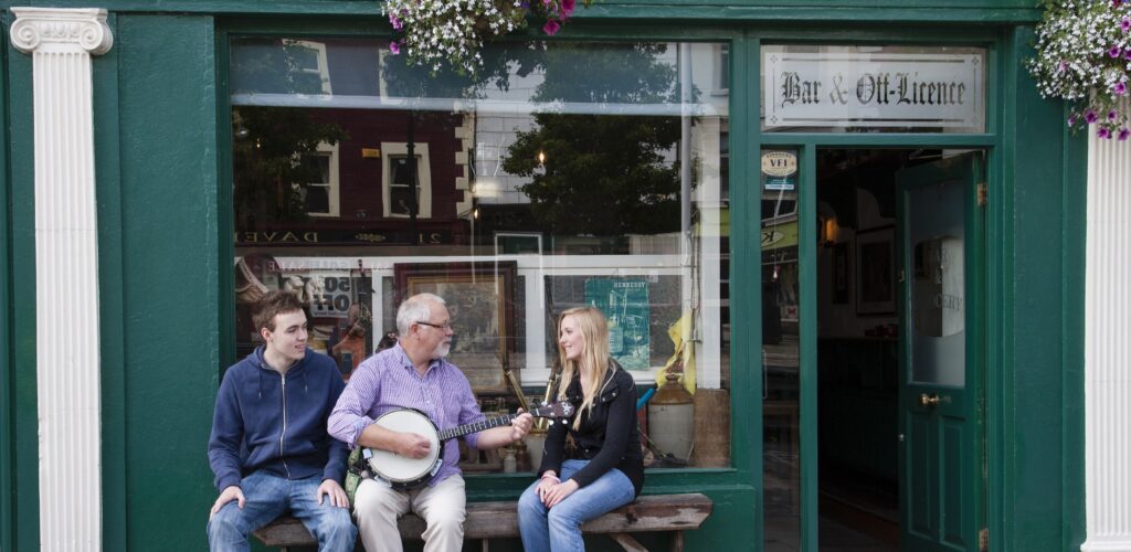 Eine Sitzung mit traditioneller irischer Musik in einem irischen Pub, wo Dirty Old Town aufgeführt wird - © Stephen Power - Tourism Ireland