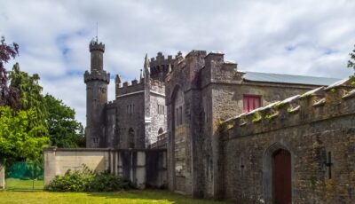 Das Schloss Charleville - © andrew