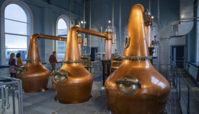Die kupfernen Destillierapparate von Titanic Distillers - © Tourism Ireland. Chris Hill Photographic
