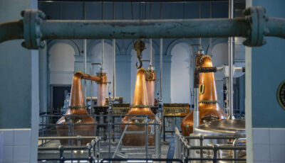 Die kupfernen Destillierapparate von Titanic Distillers - © Tourism Ireland. Chris Hill Photographic