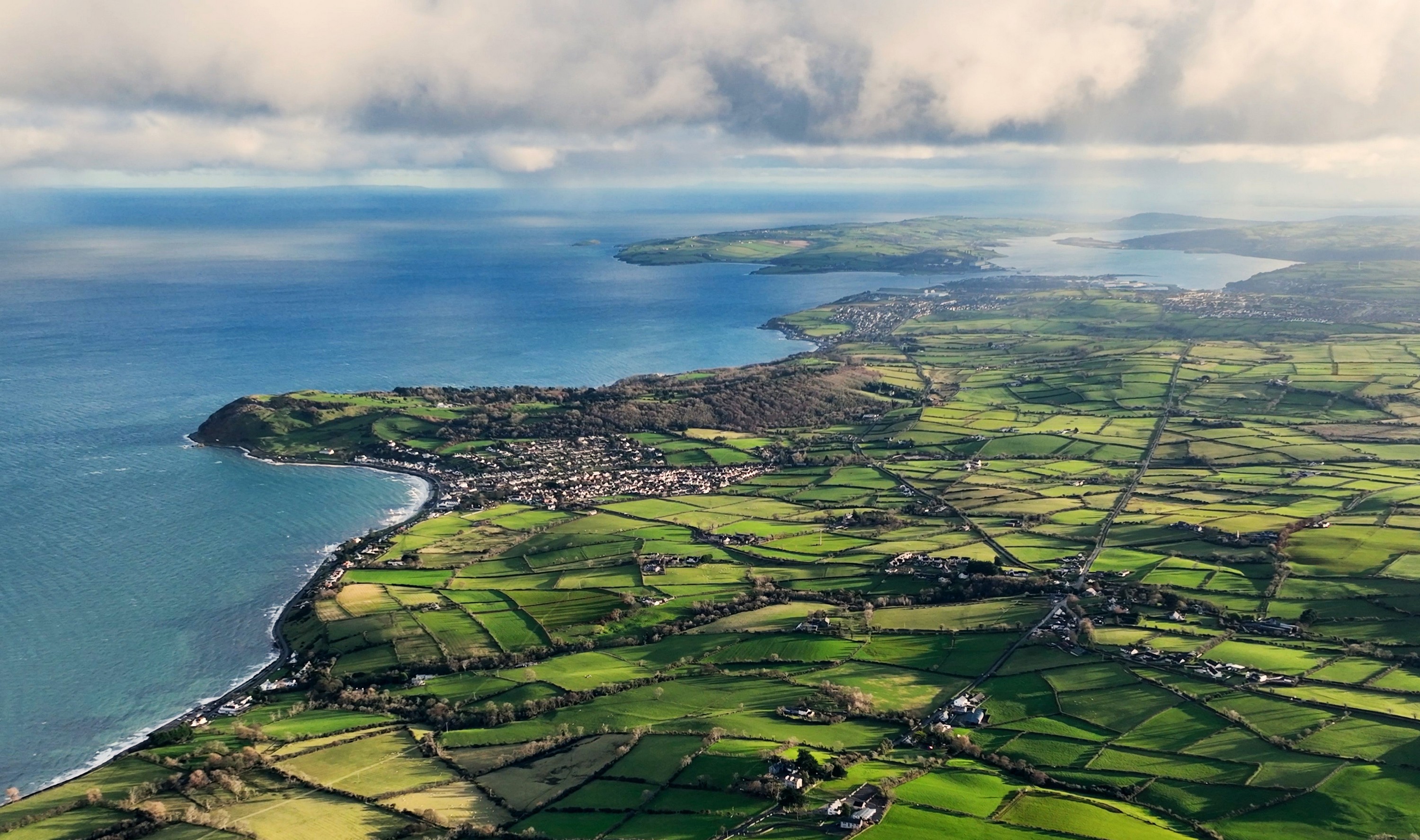 Luftaufnahme von Ballygally in Nordirland - © peter  
