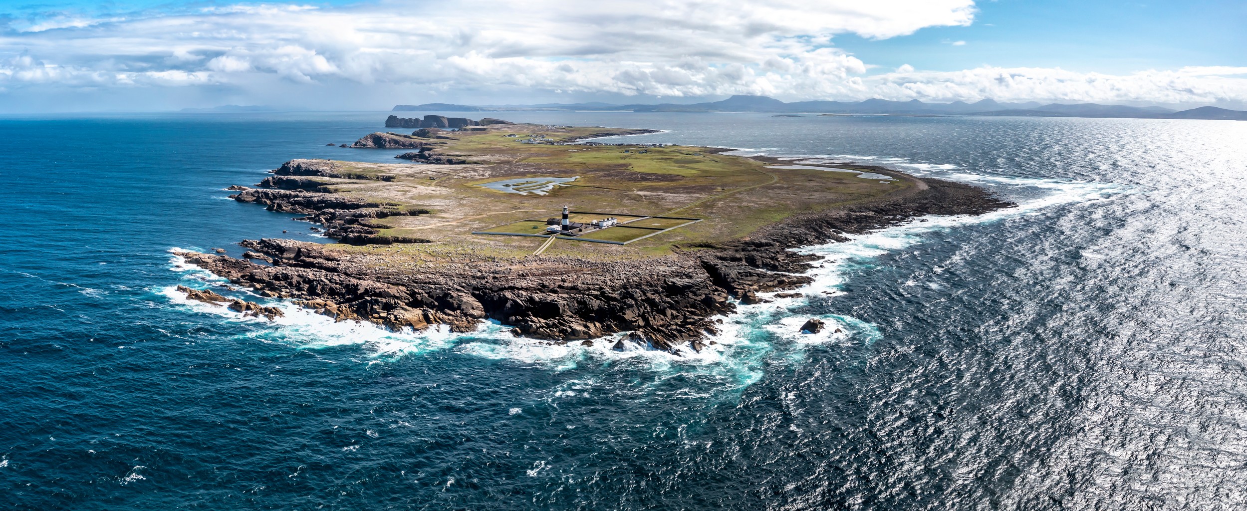 Tory Island Lighthouse - © Lukassek