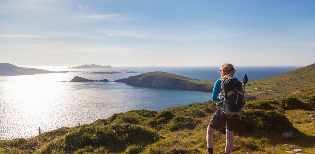 Eine Wanderin in Irland, in der Nähe von Dingle - © senicer  