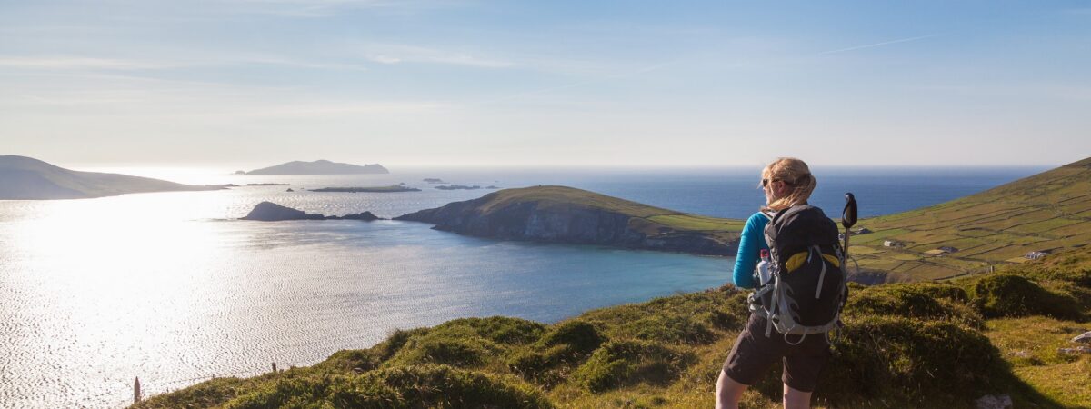 Eine Wanderin in Irland, in der Nähe von Dingle - © senicer  