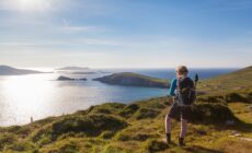 Eine Wanderin in Irland, in der Nähe von Dingle - © senicer