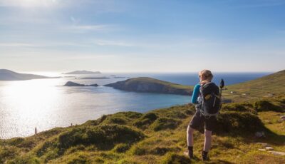 Eine Wanderin in Irland, in der Nähe von Dingle - © senicer