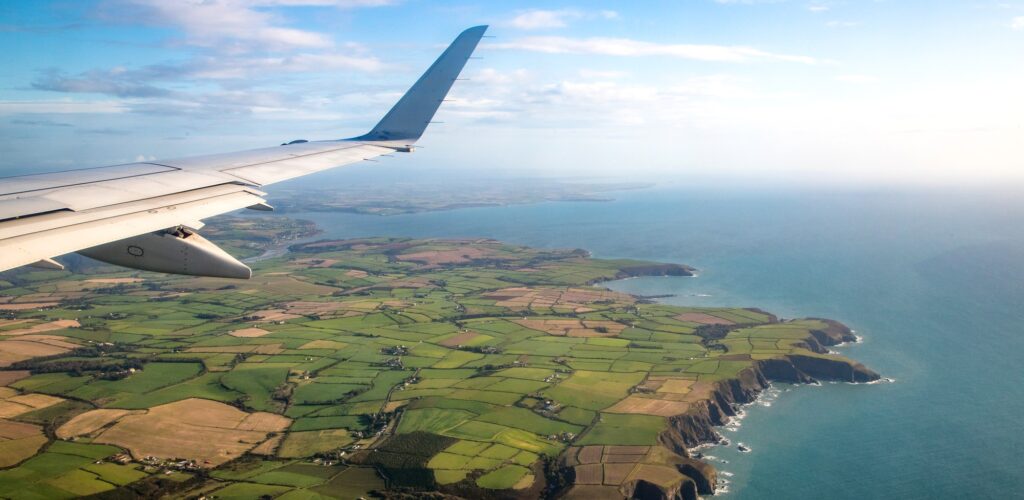 Ein Flugzeug über Irland - © Gabriel Cassan  