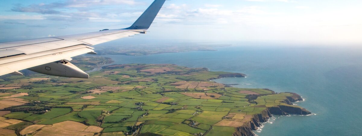 Ein Flugzeug über Irland - © Gabriel Cassan  
