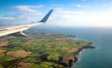 Ein Flugzeug über Irland - © Gabriel Cassan