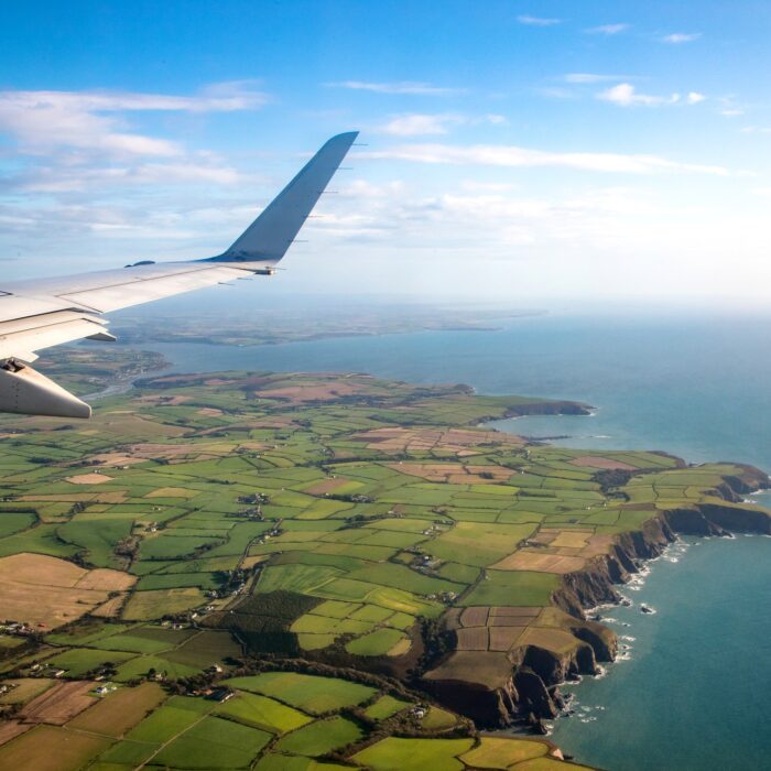 Ein Flugzeug über Irland - © Gabriel Cassan