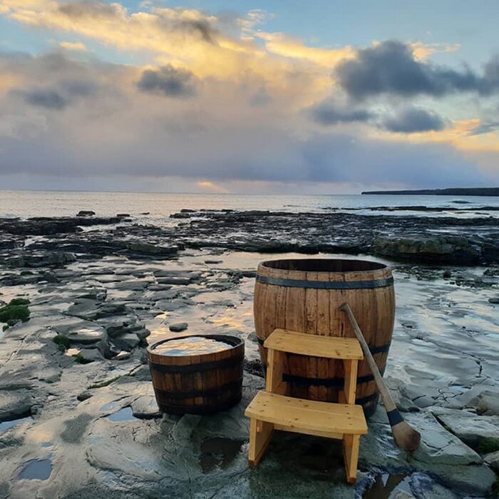 Algenbäder in Fässern werden von La Wild Atlentic Way Seaweeds baths angeboten - wildatlanticseaweedbaths.com