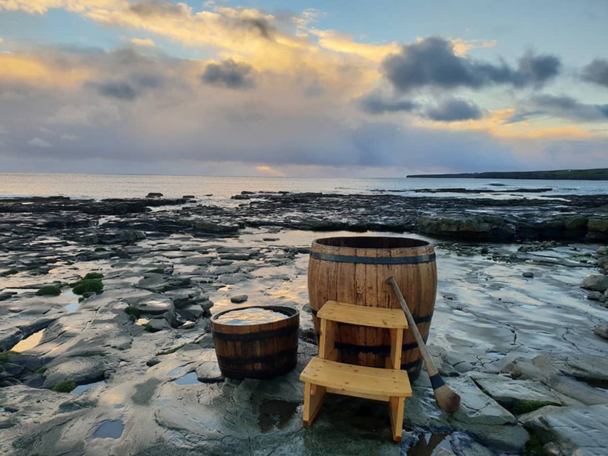 Algenbäder in Fässern werden von La Wild Atlentic Way Seaweeds baths angeboten - wildatlanticseaweedbaths.com