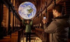 L'installation Gaïa dans la Long Room de Trinity College
