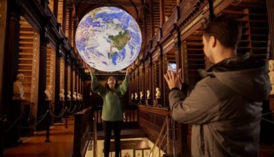 L'installation Gaïa dans la Long Room de Trinity College