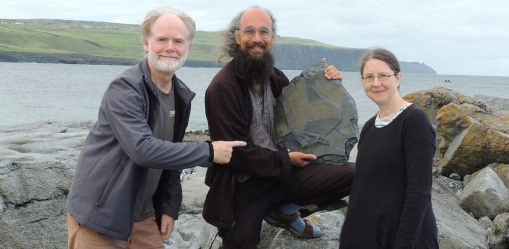 Dr. Eamon Doyle präsentiert sein Fossil, das er auf den Cliffs of Moher entdeckt hat.