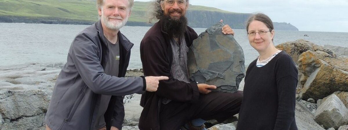 Dr. Eamon Doyle präsentiert sein Fossil, das er auf den Cliffs of Moher entdeckt hat.