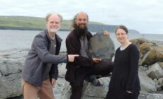 Dr. Eamon Doyle präsentiert sein Fossil, das er auf den Cliffs of Moher entdeckt hat.