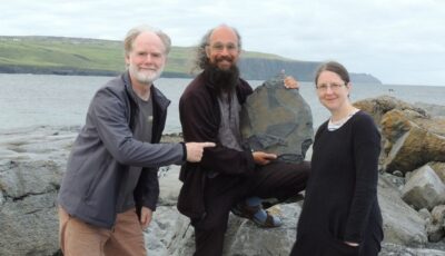 Dr. Eamon Doyle präsentiert sein Fossil, das er auf den Cliffs of Moher entdeckt hat.