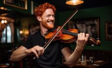 Ein irischer Musiker spielt The Carraroe Jig - © Lucy Welch